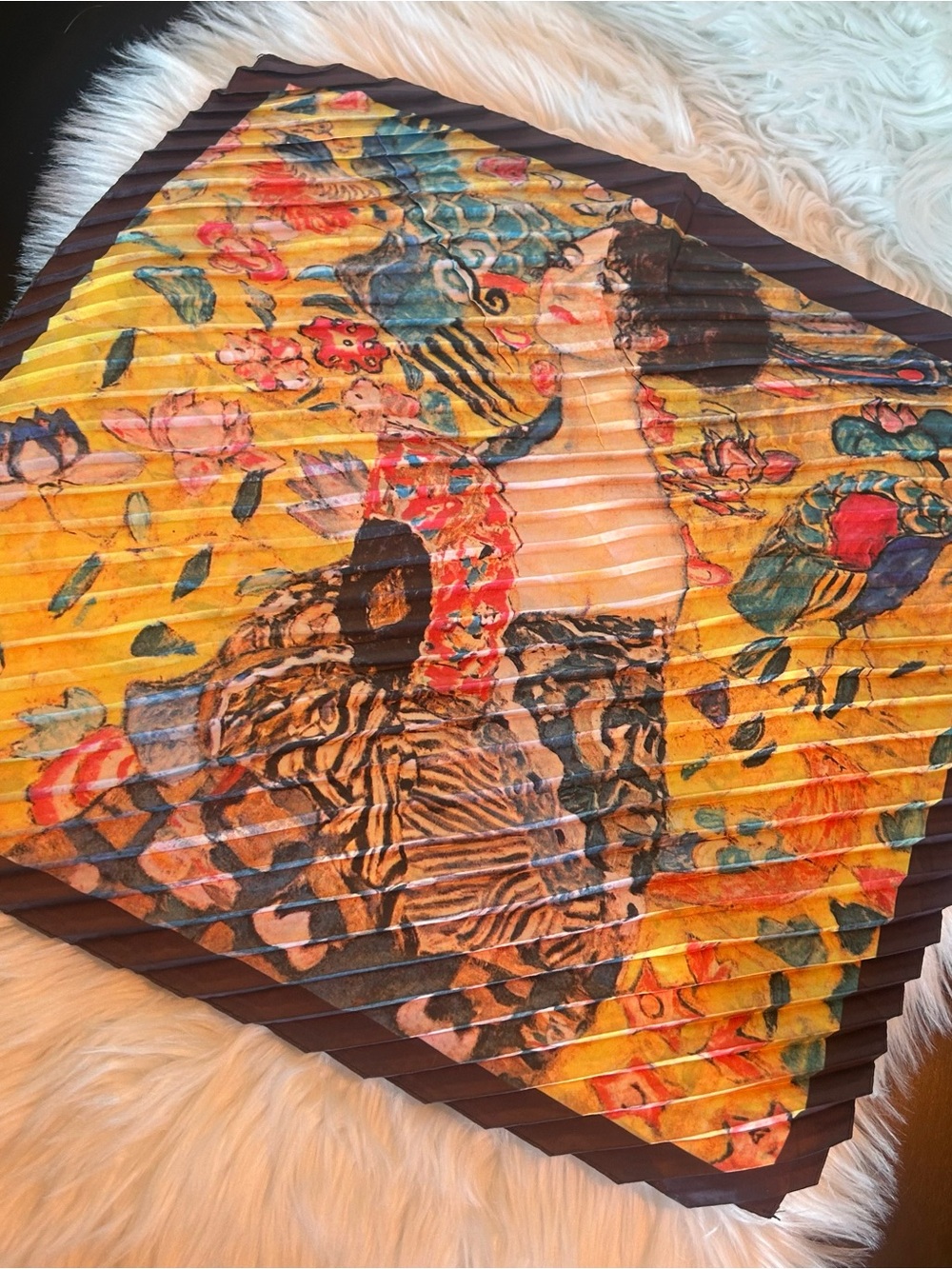 Bursa Ipek pleated scarf “Lady with a Fan”